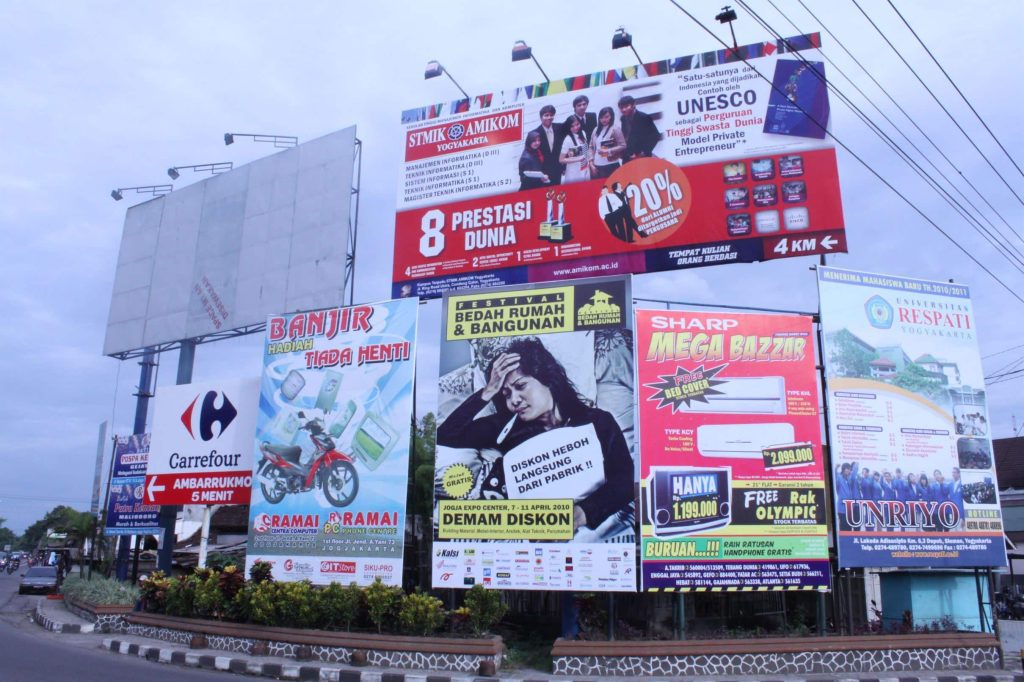 Kekurangan Iklan Menggunakan Papan Reklame