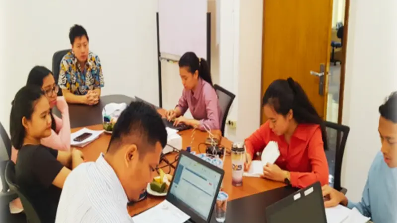 Tim Creativism dalam proses analisa kebutuhan desain untuk Sintesa Consultant