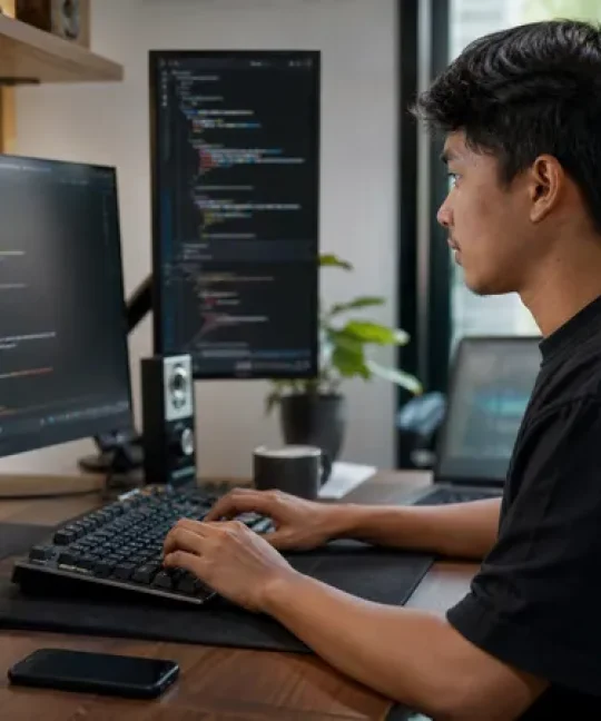 Coding program di workspace developer Indonesia modern