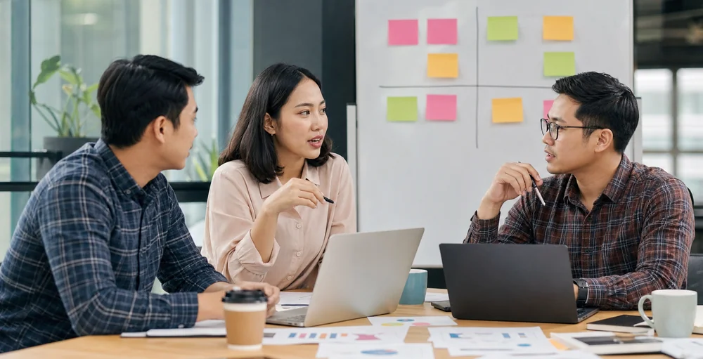 Tim marketing mendiskusikan strategi pemilihan channel
