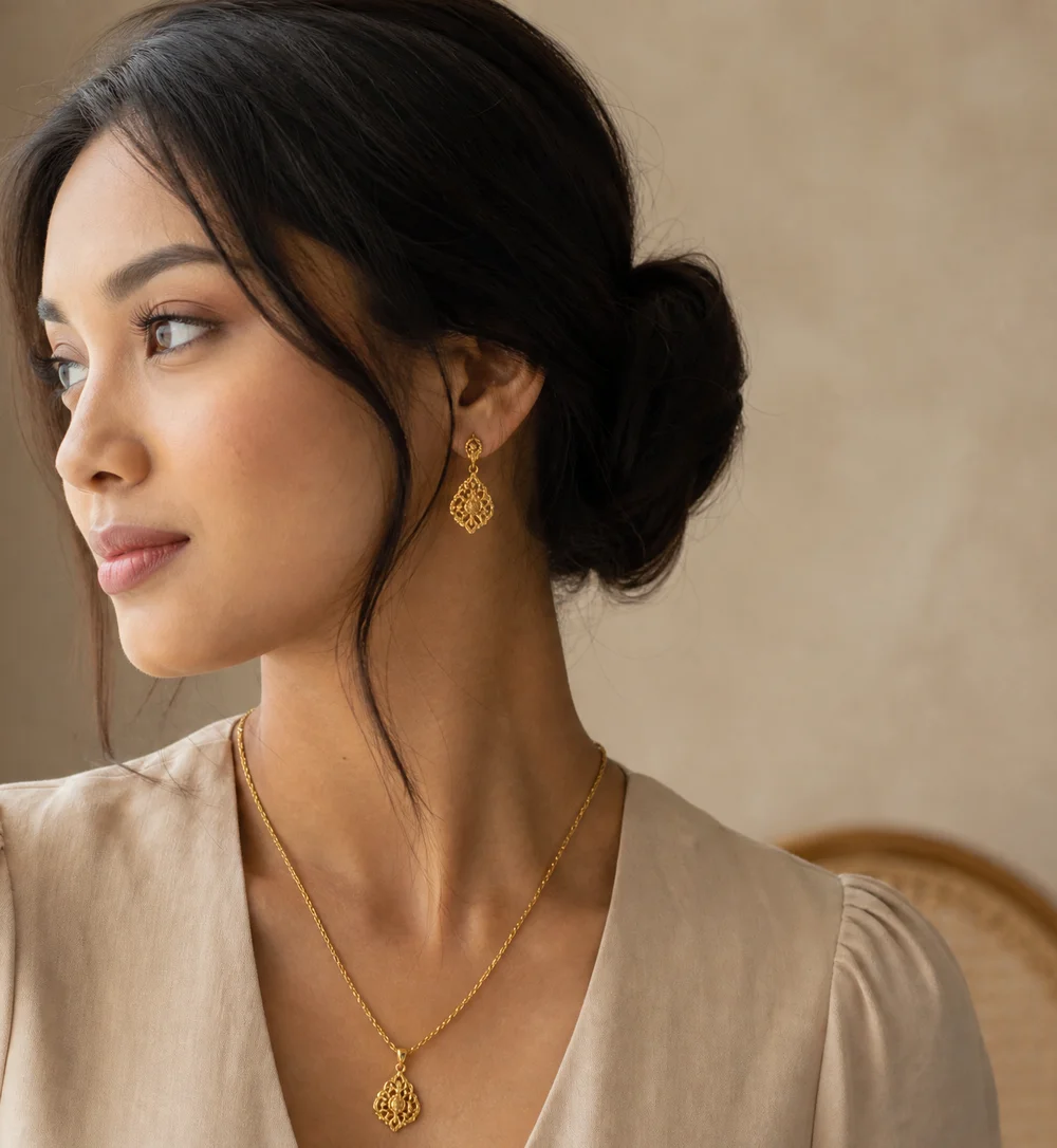 Lifestyle shot perhiasan emas dipakai model wanita Indonesia