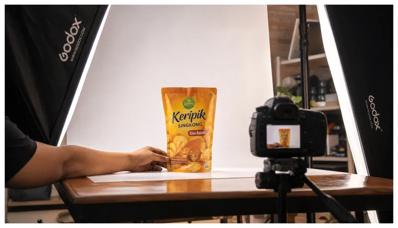 Setup studio fotografi untuk memotret kemasan snack dengan softbox dan tripod