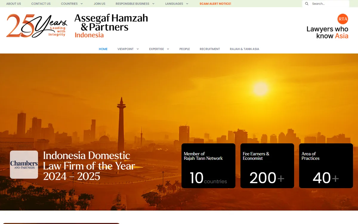 Screenshot beranda Assegaf Hamzah and Partners dengan penghargaan Law Firm of the Year dan angka 10 negara, 200 lebih fee earners, 40 lebih area praktik