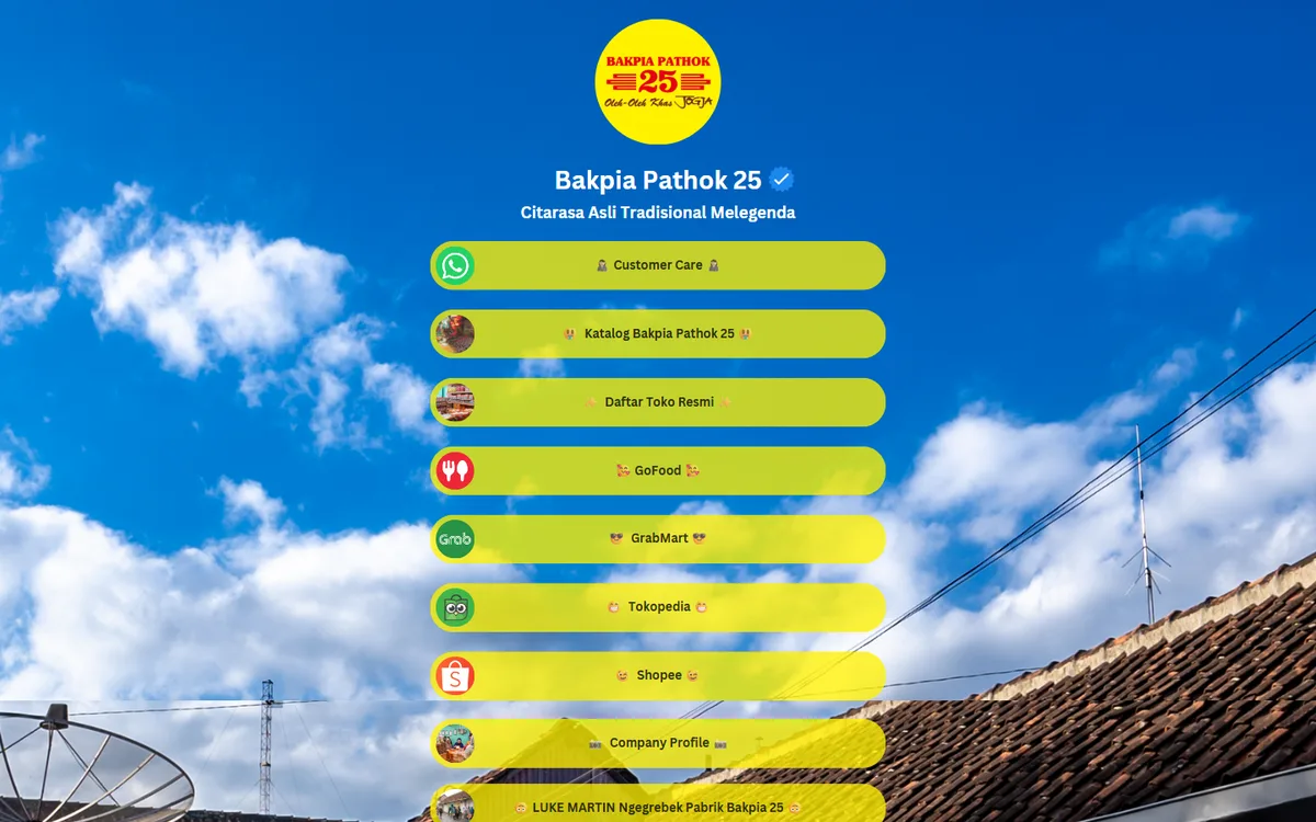 Screenshot halaman bakpia25.com berisi tombol Customer Care WhatsApp, Katalog Bakpia Pathok 25, Daftar Toko Resmi, GoFood, GrabMart, Tokopedia, dan Shopee