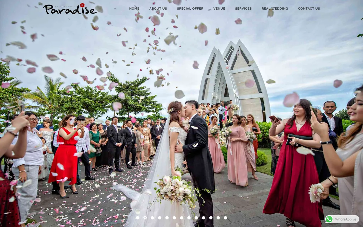Screenshot beranda Bali Wedding Paradise dengan foto pernikahan di depan kapel dan menu Special Offer, Venue, Services, Real Wedding
