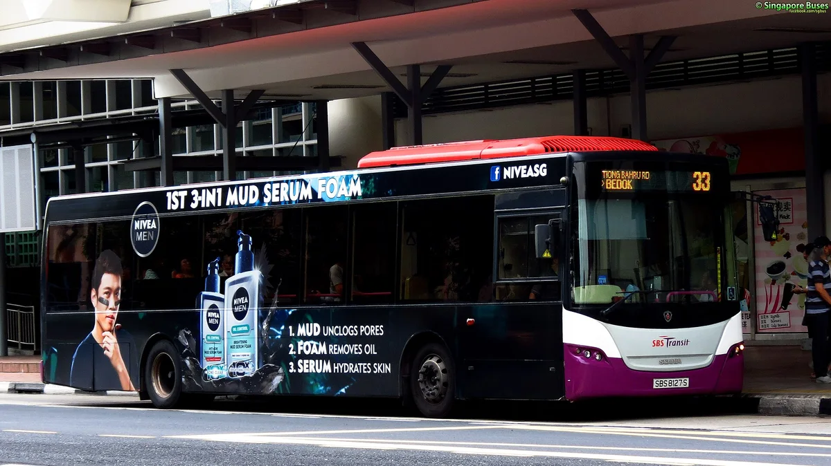 Bus SBS Transit di Singapura berbalut iklan NIVEA MEN 1st 3-in-1 Mud Serum Foam dengan tiga manfaat bernomor