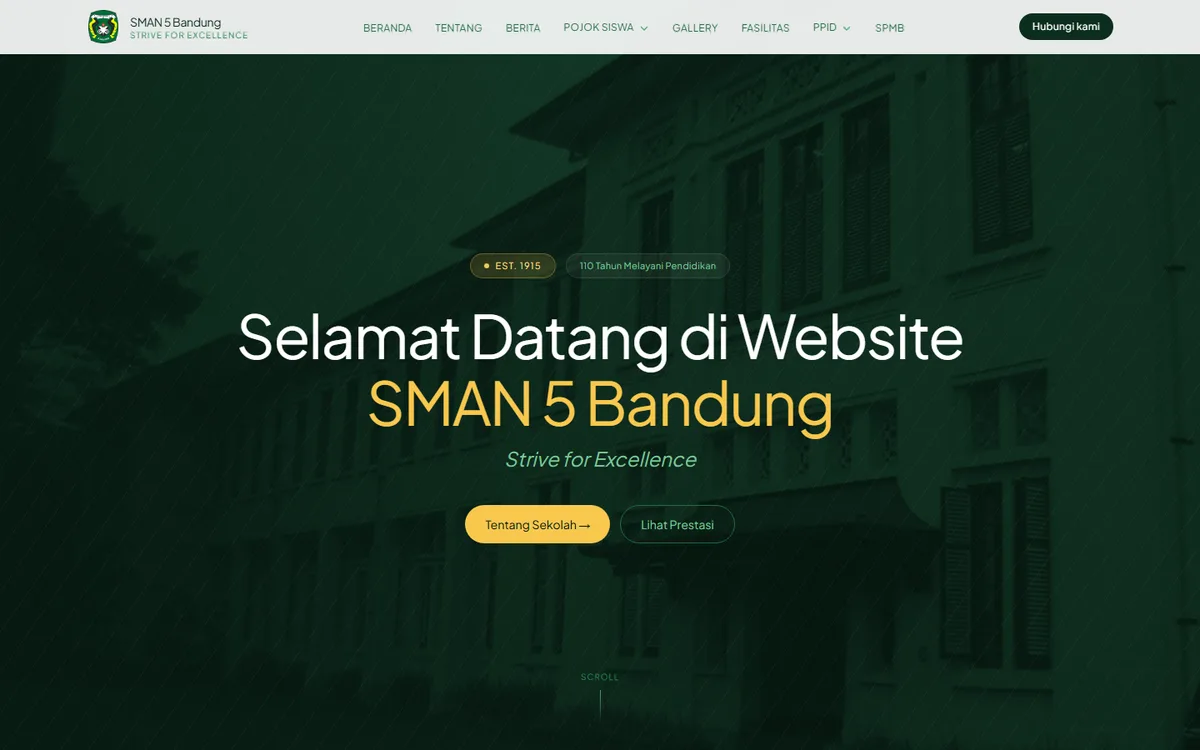 Screenshot beranda website SMAN 5 Bandung dengan sambutan Selamat Datang dan tagline Strive for Excellence