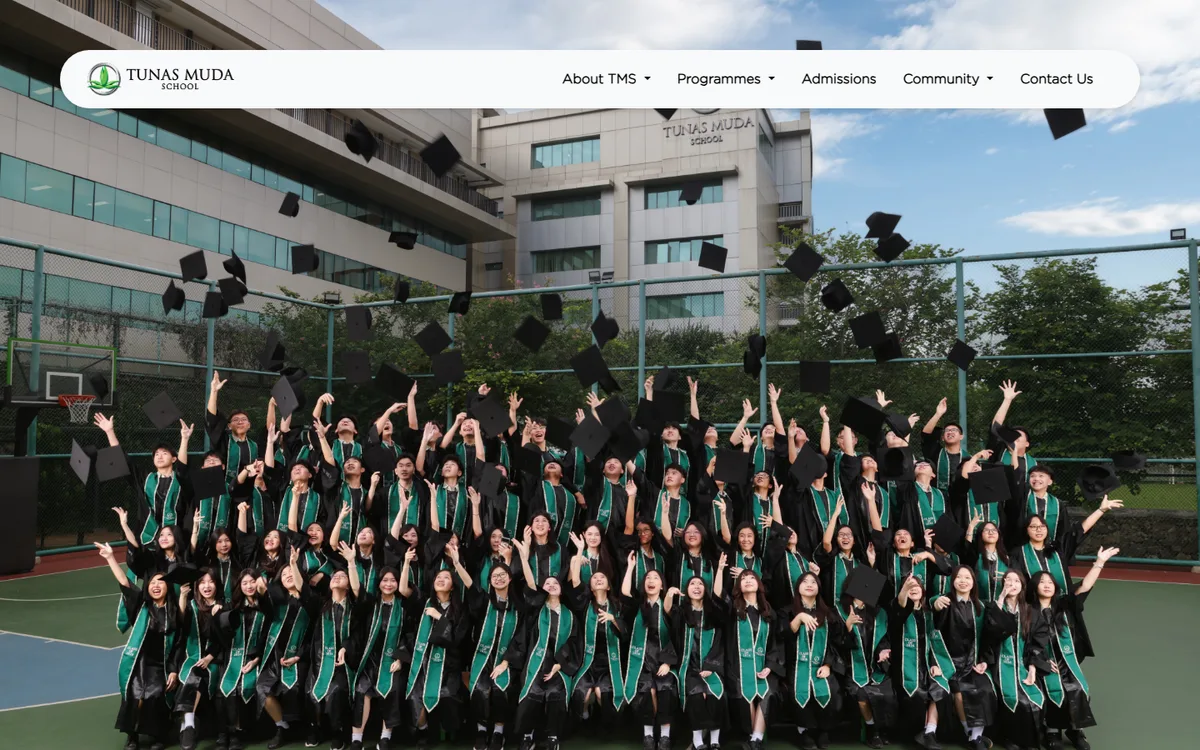 Screenshot beranda website Tunas Muda School dengan foto wisuda siswa dan menu Programmes serta Admissions