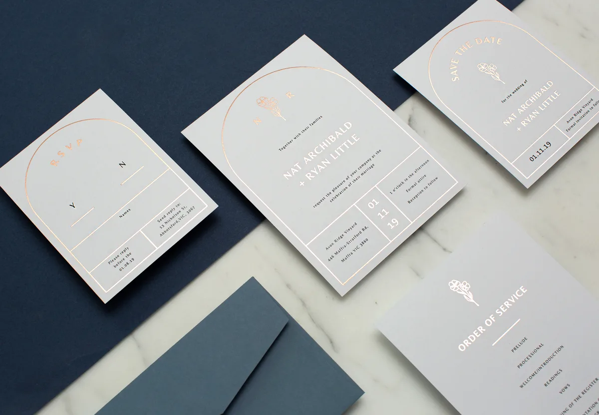 Set undangan pernikahan minimalis abu muda dengan bingkai lengkung dan garis tipis rose gold foil: kartu undangan, RSVP, save the date, dan order of service